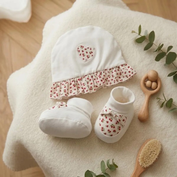 Set Cappellino e Babbucce "Cherry" Neonato Palla Pallina in 100% coton